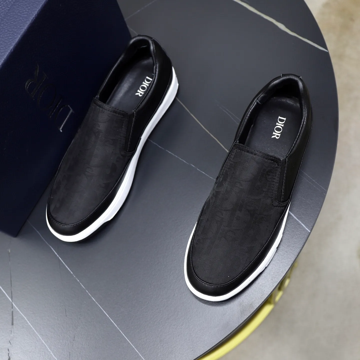 Ex-factory price: 420💰🙅‍♂️🙅‍♂️🙅‍♂️ Brand: Dior DIOR Standard code: 38-44 (45 customized) Grade: Same as the official website Material: Original material splicing Comfortable and breathable lining Lightweight and wear-resistant sports outsole Style category: Men's fashionable casual shoes Running sneakers Distinguished luxury brand elements Top luxury Color: actual picture color